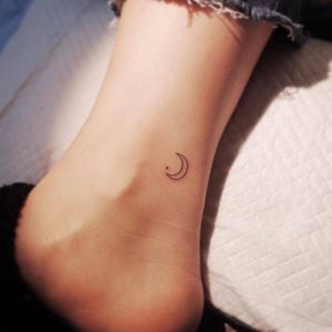 small moon tattoos
